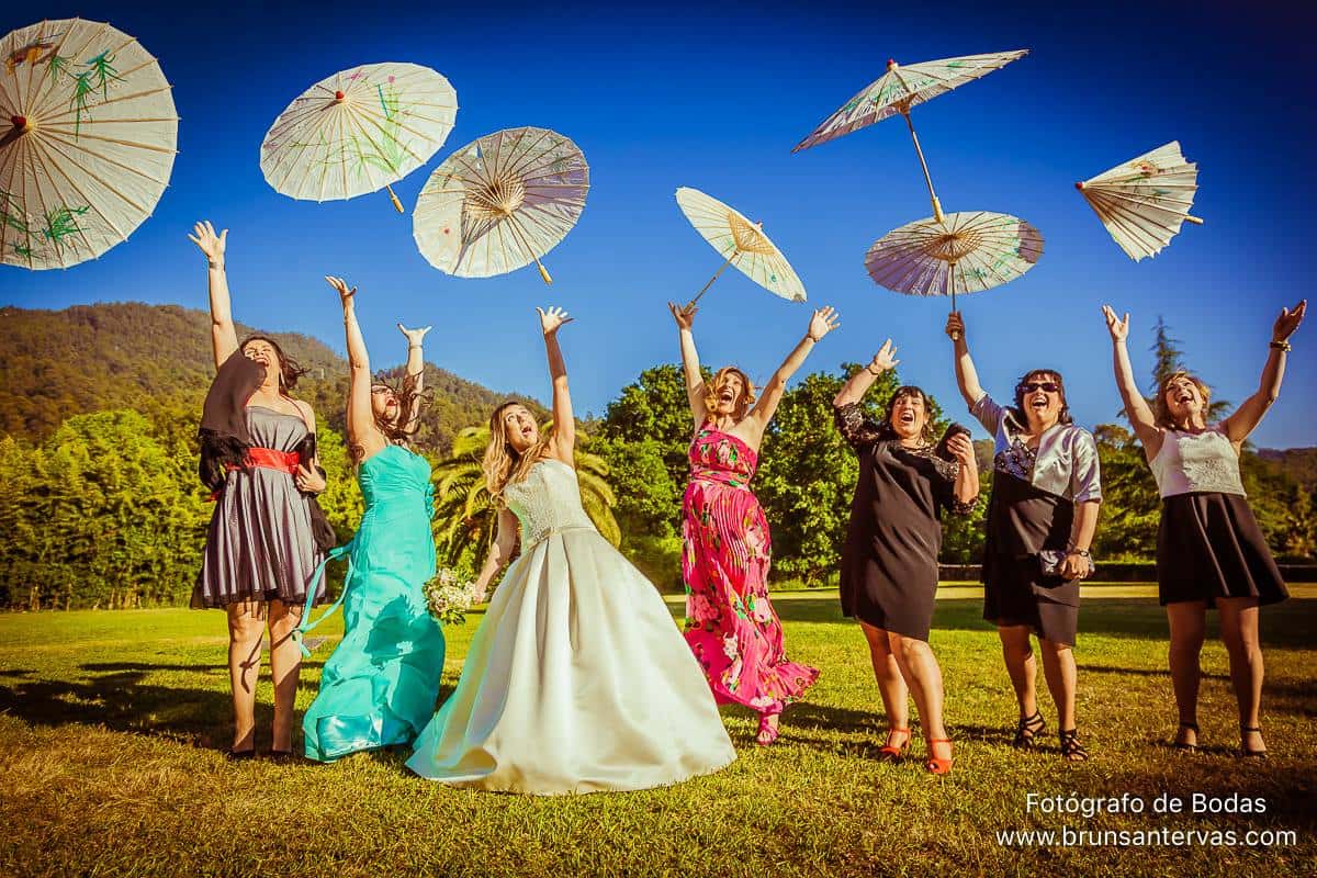 Posado gracioso novia con invitadas.