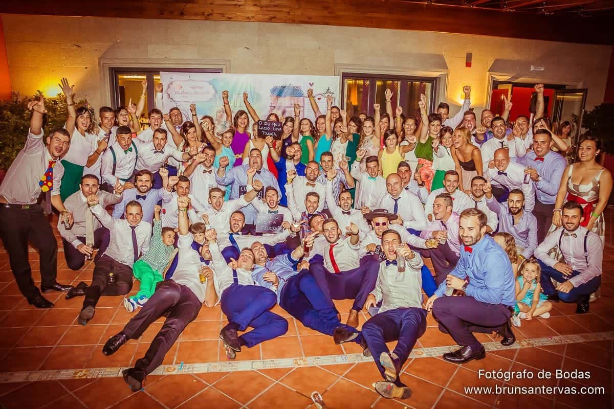 Posado invitados y novios durante banquete boda.