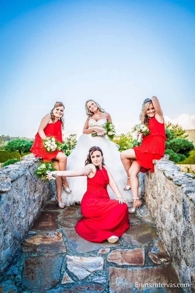 Posado novia con damas de honor en Finca Batacos.