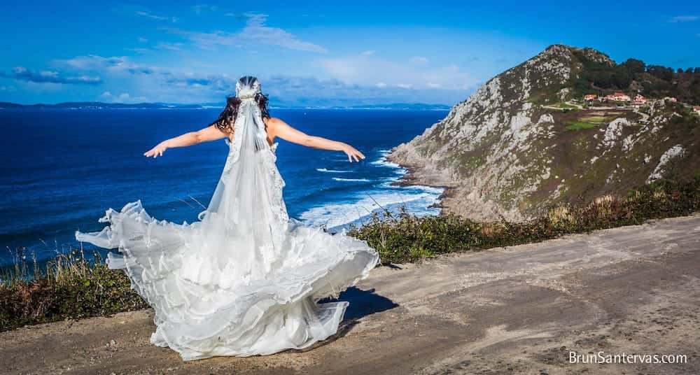 Posado novia con el mar de fondo.