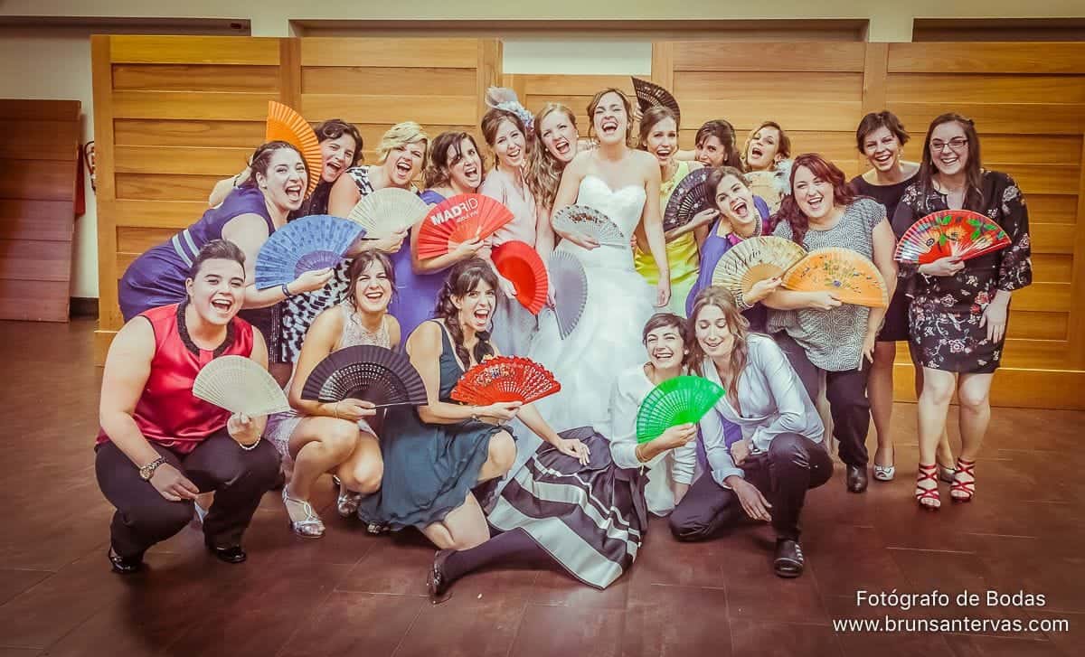 Posado novia e invitadas con abanico .