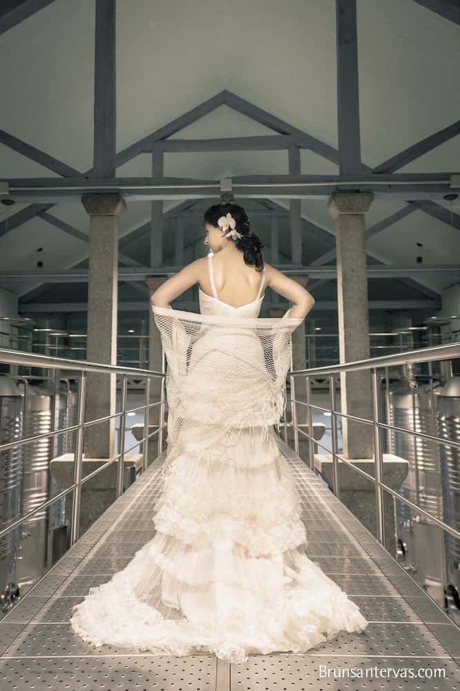 Posado novia en bodega