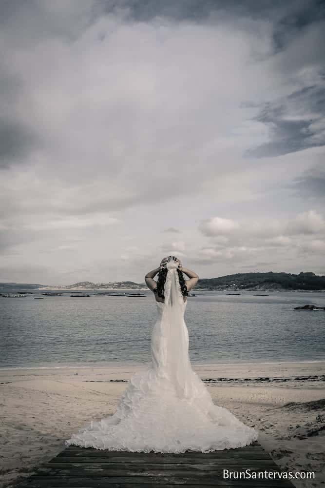 Posado novia en playa.