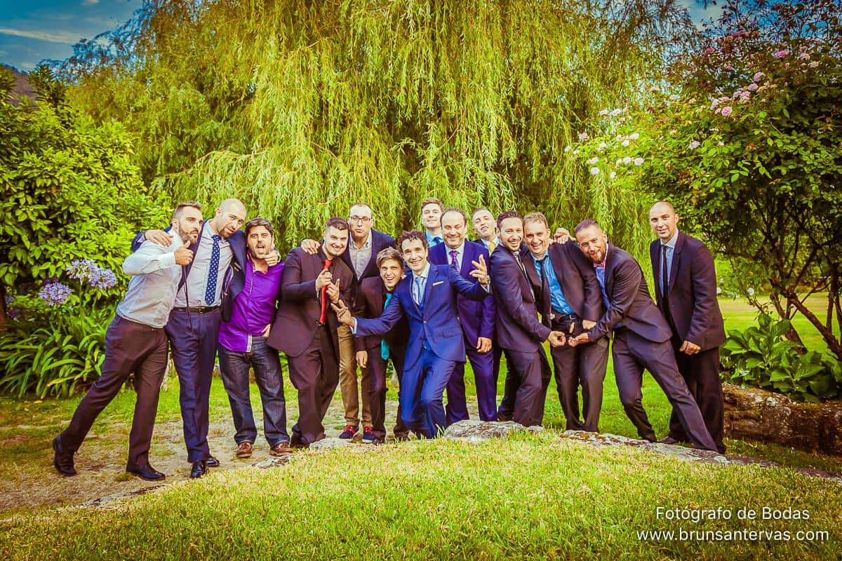 Posado novio con amigos.