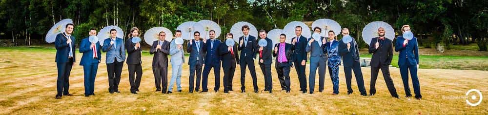 Posado novio e invitados.