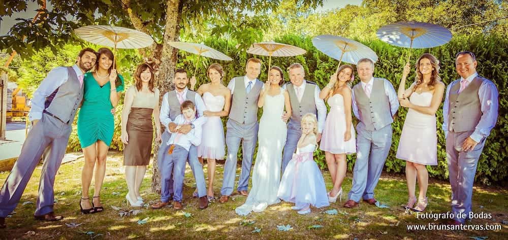 Posado novios con damas de honor y testigos.
