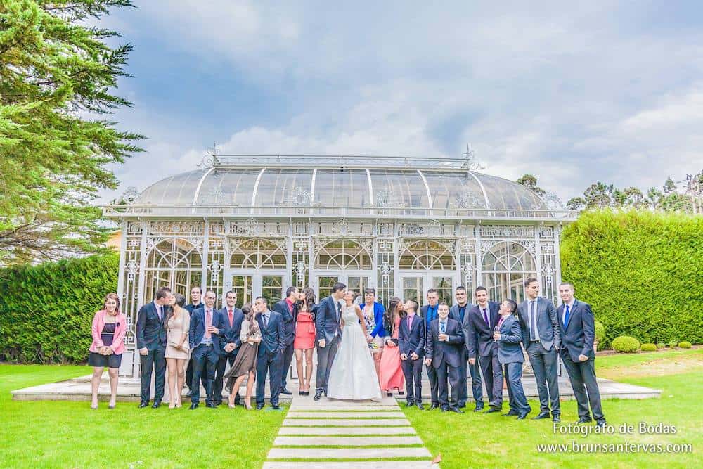 Posado novios con invitados.
