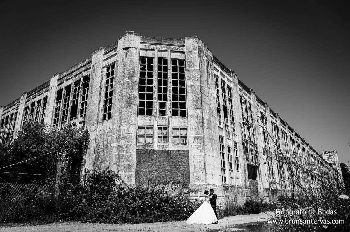 Posado novios diferente en la fabrica de Masso