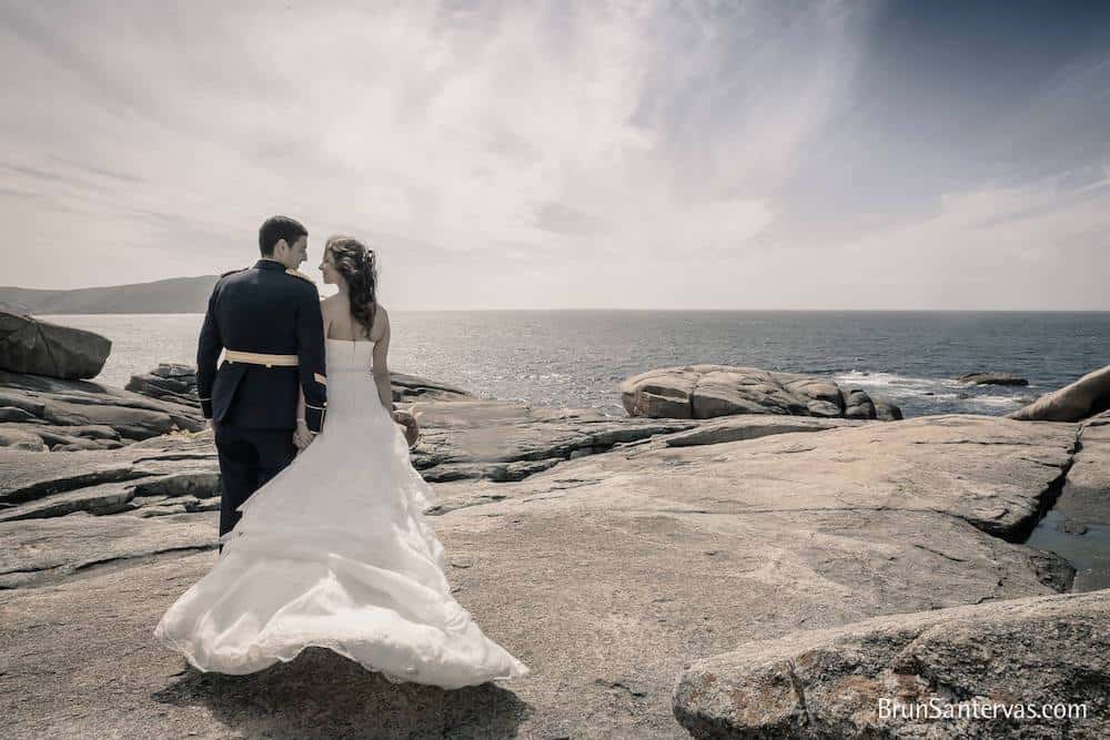 Posado novios en la costa.