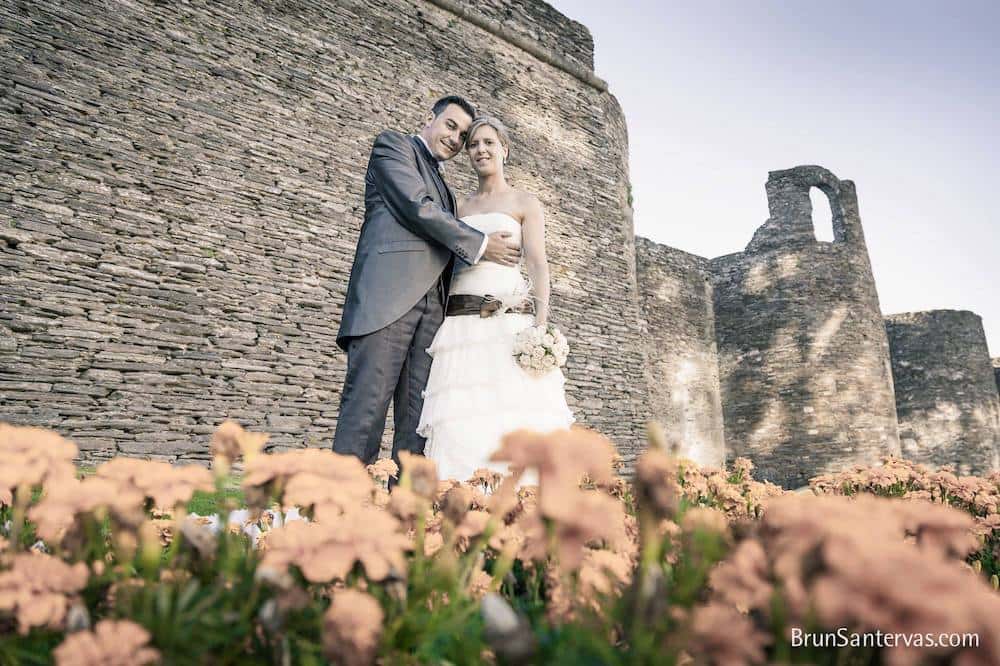 Posado novios frente muralla.