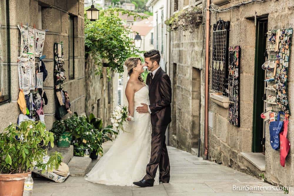 Novios paseando por la calle 