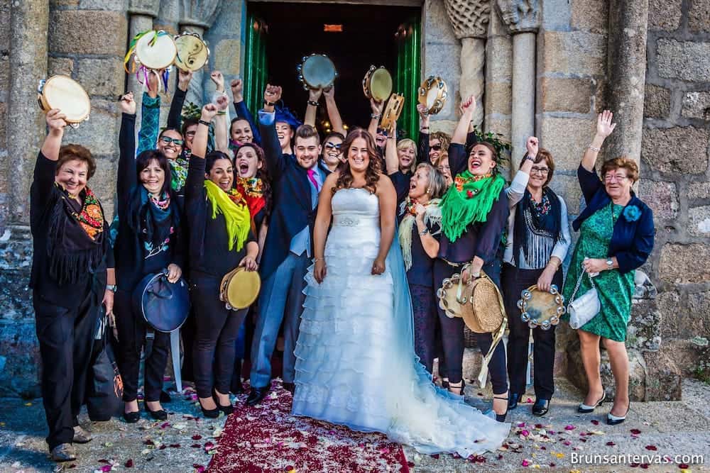 Posando en la boda  con el grupo de pandereteiras de a Meixoada.