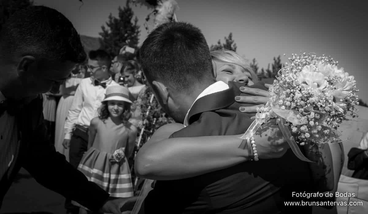 Precioso momento del encuentro de los novios en el altar.