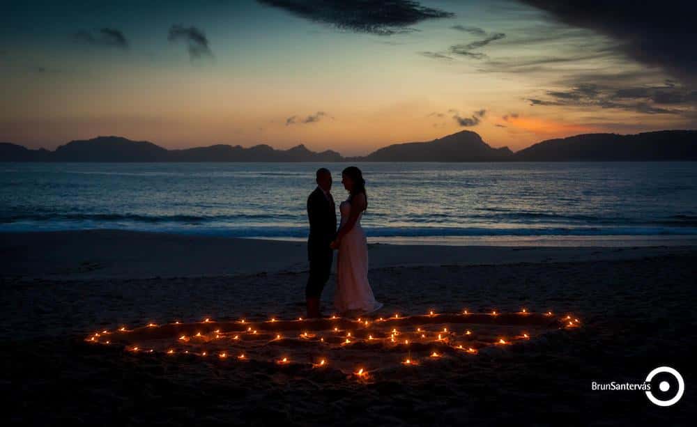 Precioso posado novios con Cies al fondo.