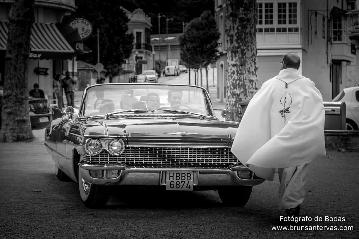 Que el cura de la boda salga a recoger a la novia, no tiene precio!!