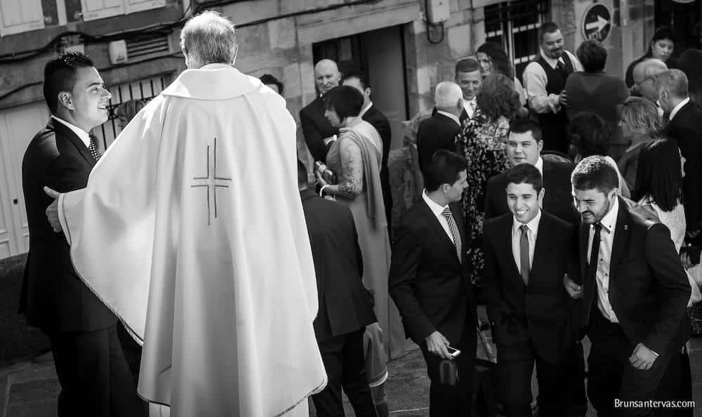 Que el cura salga a saludar al novio antes de entrar en la iglesia... no tiene precio.