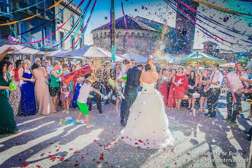 Que la plaza del pueblo esté así de bonita para tu boda es una suerte!!