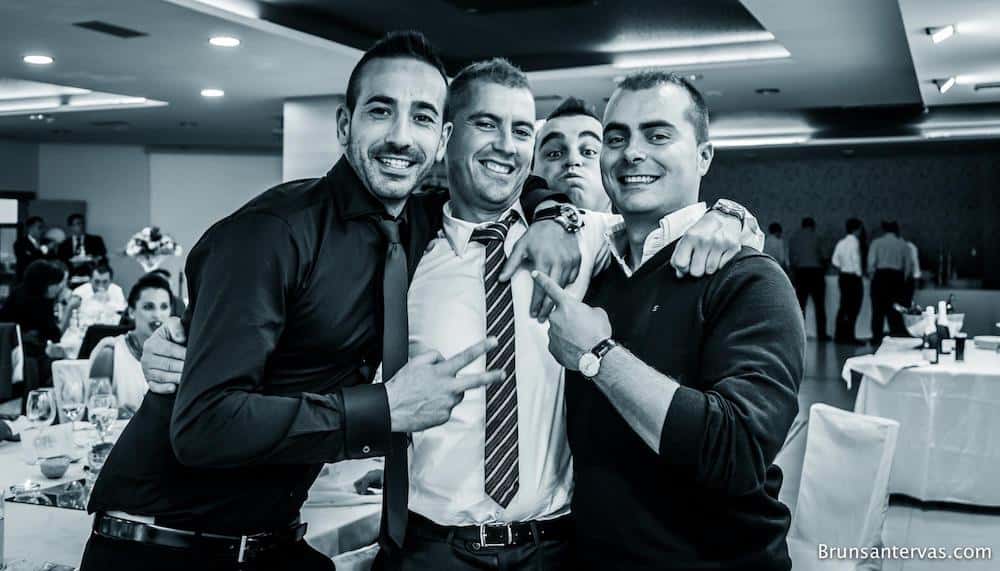 Que peligro tenían estos 4 en la boda... y uno era el disc jockey! 
