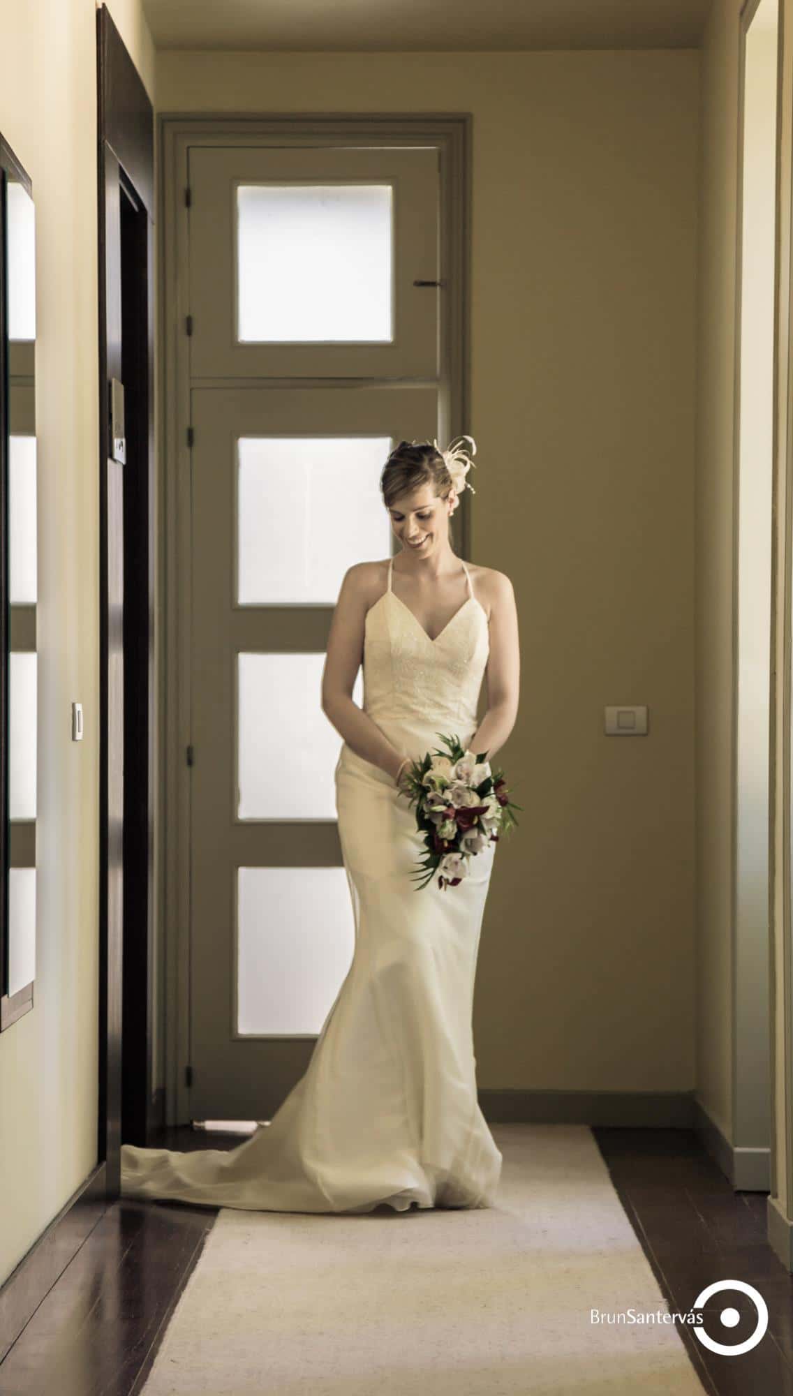 Radiante la novia a la salida de la habitación.