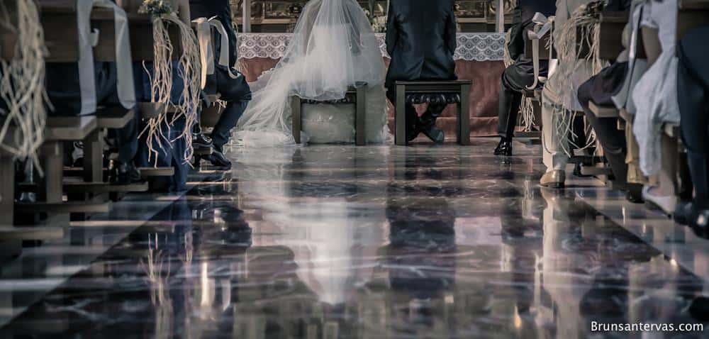 Reflejo novios en un suelo de mármol.