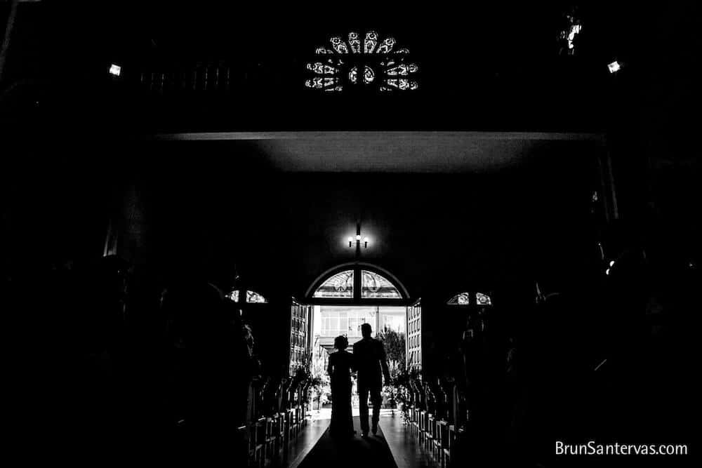 Salida novios de la iglesia.