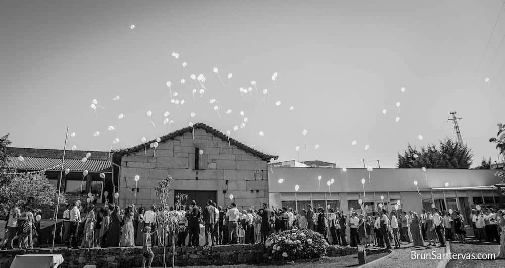 Suelta de globos en banquete boda.