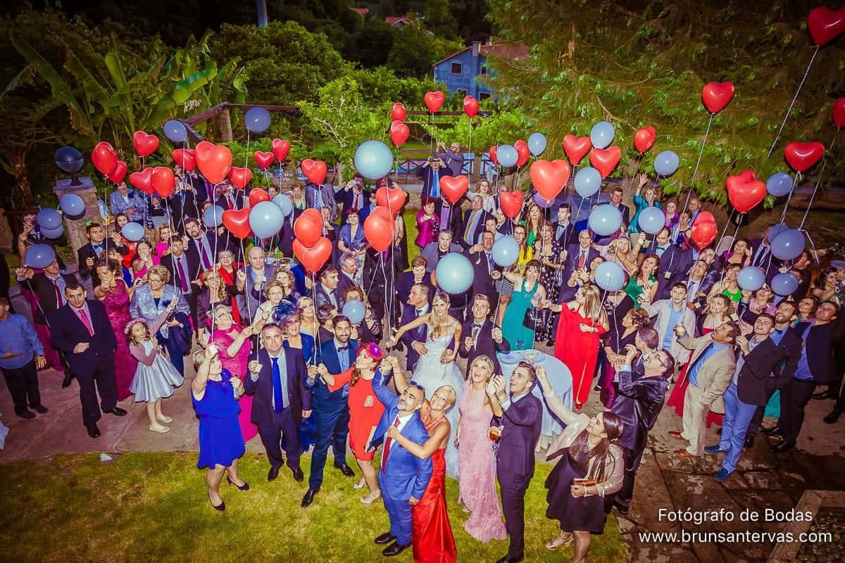 Suelta de globos en la boda.