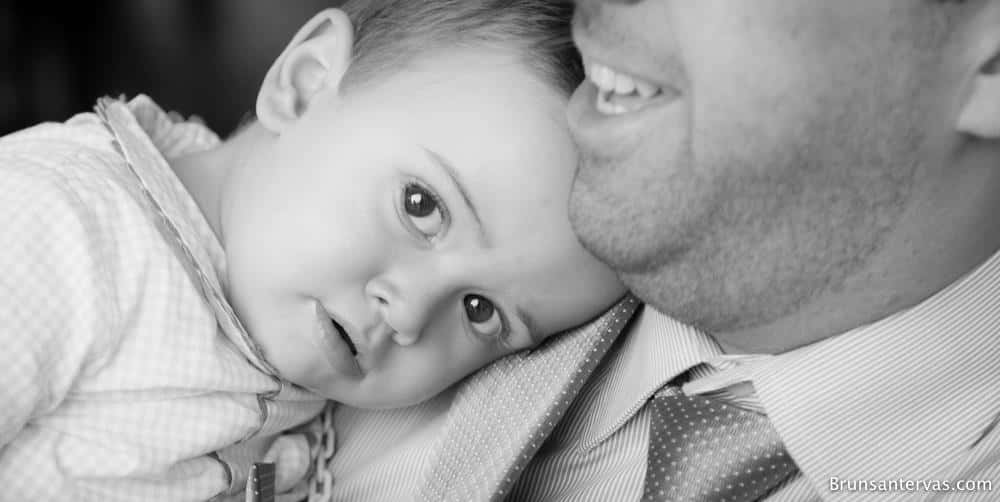 Ternura de un hijo en brazos de su padre.