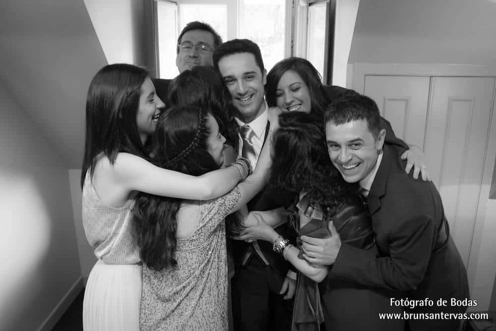 Un buen abrazo familiar antes de irte para el altar .