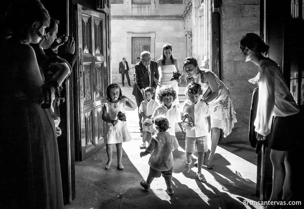 Los niños llevando los anillos y arras.