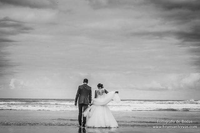 Novios en la playa