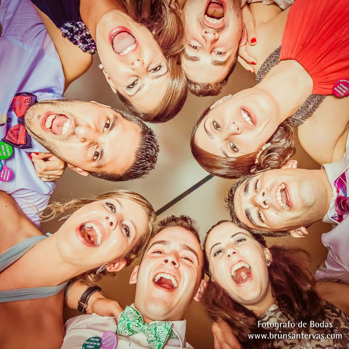 amigos-boda-divertida-brunsantervas-fotografo-bodas-galicia