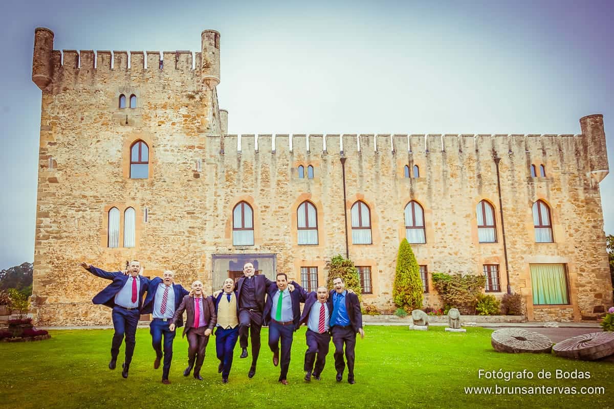 amigos-novio-saltando-foto-divertida-boda-brunsantervas-fotografo-bodas-galicia