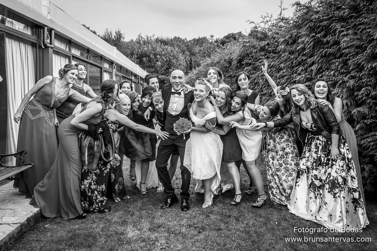 amigos-novios-blanco-negro-brunsantervas-fotografo-bodas-galicia