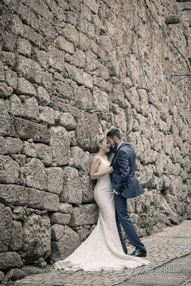 amor-pareja-novios-calle-antigua-brunsantervas-fotografo-bodas-galicia