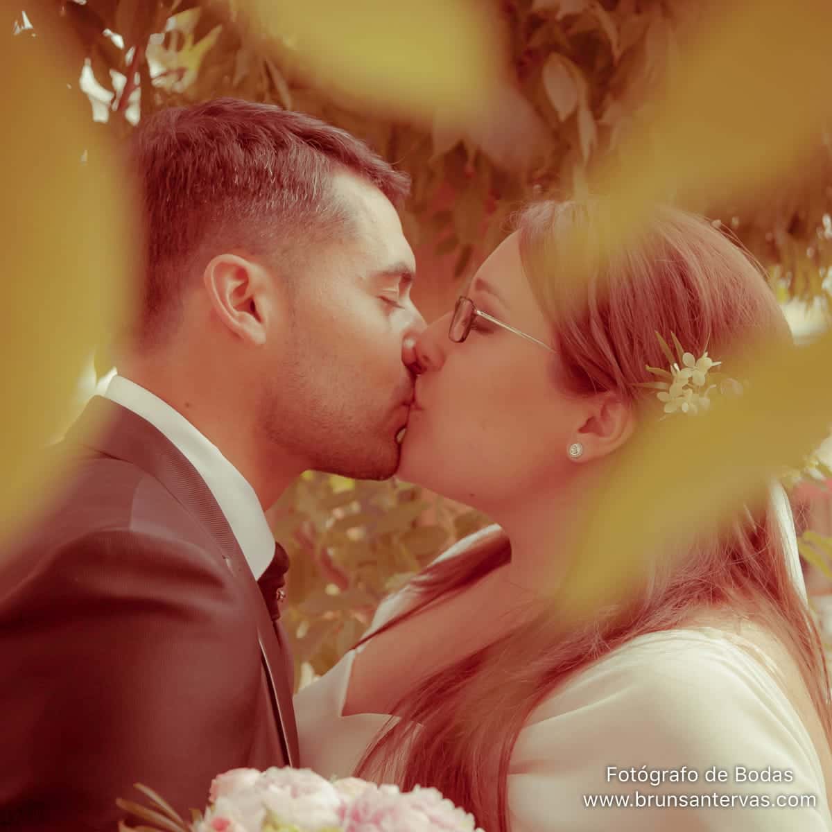 beso-novios-boda-brunsantervas
