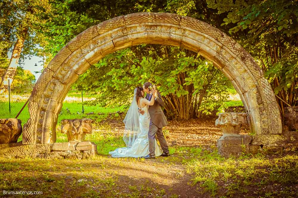 boda-en-balneario-de-mondariz-arco-piedra-baile-brunsantervas-fotografo-bodas-galicia
