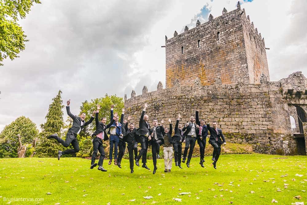 boda-en-castillo-de-soutomaior-novio-amigos-traje-boda-brunsantervas-fotografo-bodas-galicia