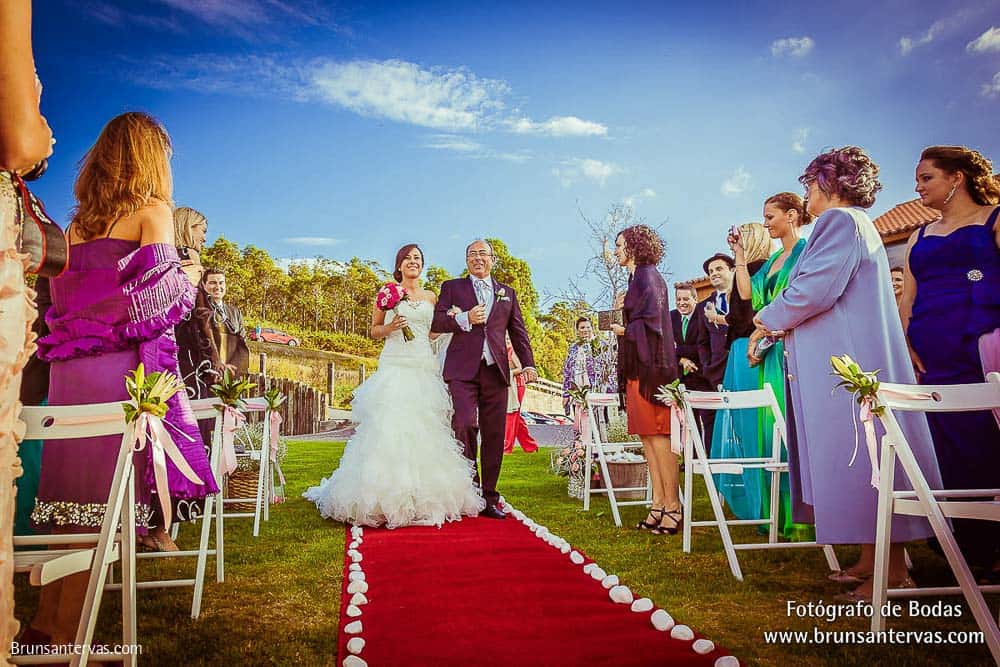 boda-en-costa-caion-llegada-novia-padrino-boda-brunsantervas-fotografo-bodas-galicia