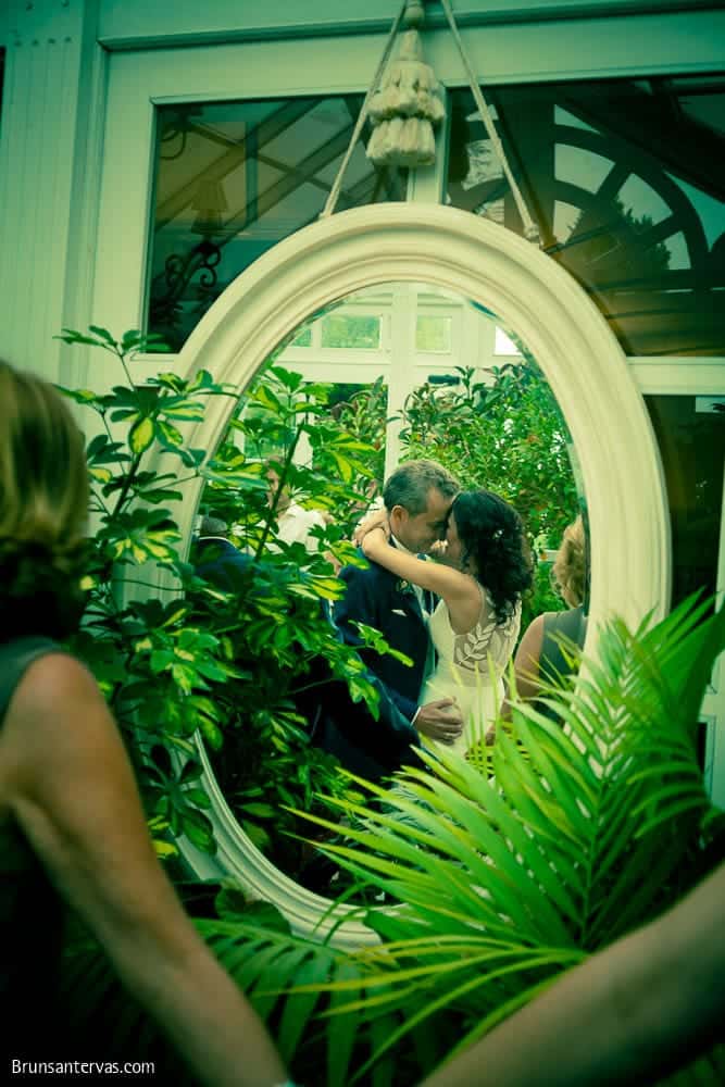 boda-en-pazo-de-santa-cruz-de-bueu-novios-baile-beso-boda-brunsatervas-fotografo-bodas-galicia
