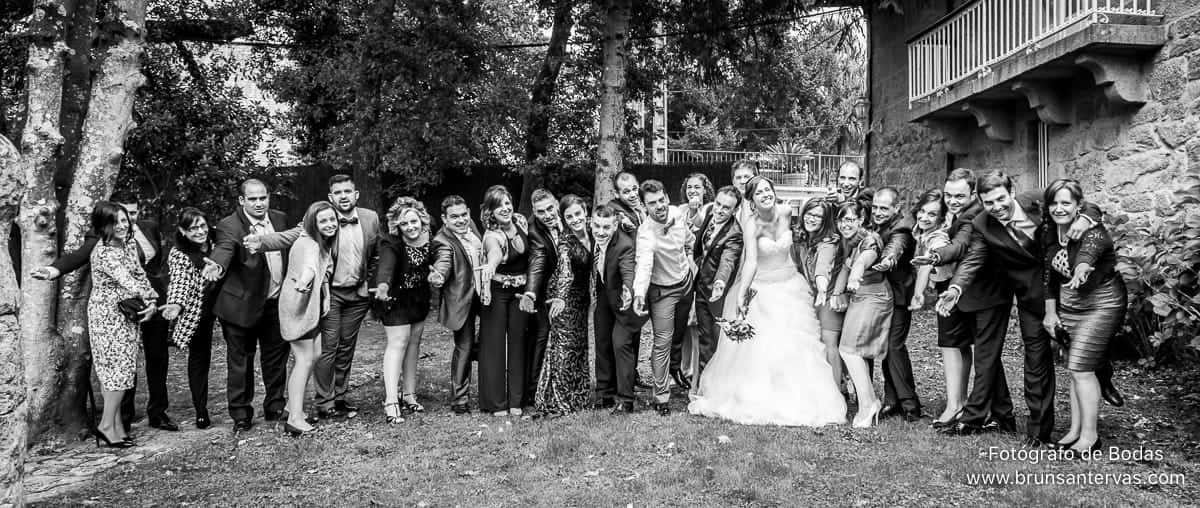 boda-novios-amigos-brunsantervas-fotografo-bodas-galicia
