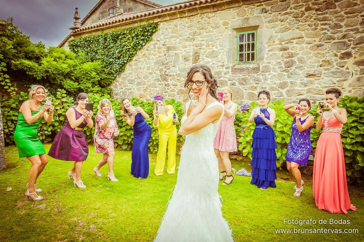 boda-pazo-cores-novia-amigas-foto-divertida-brunsantervas-fotografo-bodas