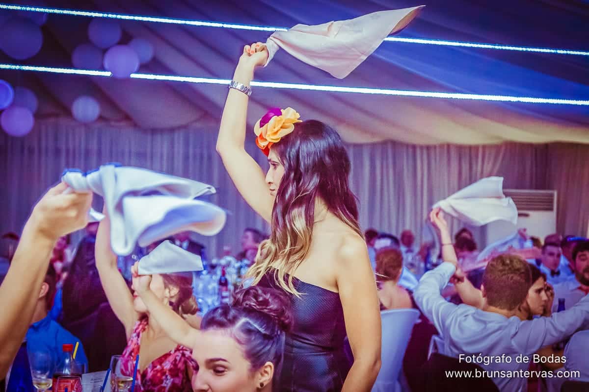 fiesta-boda-invitada-brunsantervas-fotografo-bodas-galicia