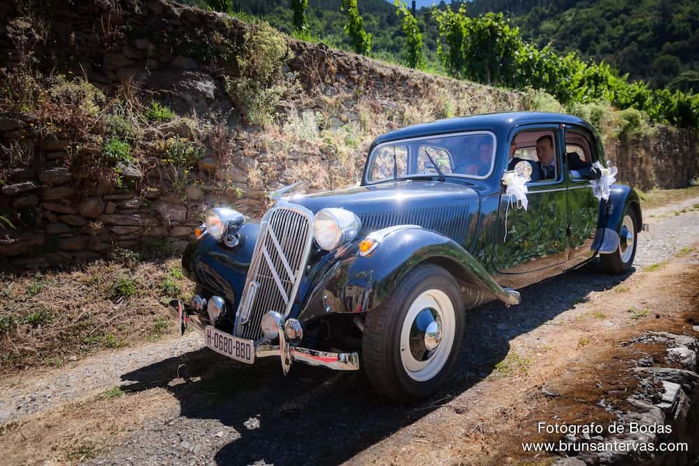 llegada-novia-coche-boda-brunsantervas-fotografo-bodas