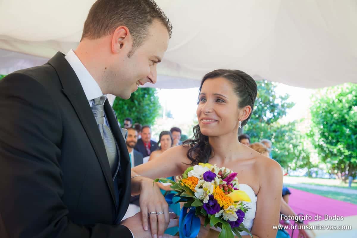 mirada-novios-ceremonia-brunsatervas-fotografo-bodas-galicia