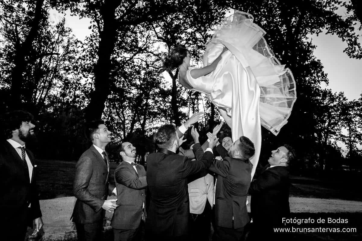 novia-aire-amigos-boda-brunsantervas