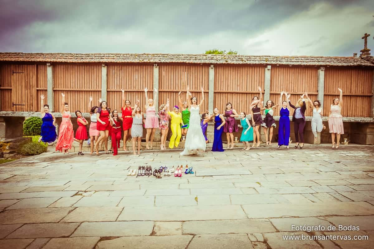 novia-amigas-boda-brunsantervas-fotografo-bodas-galicia-foto-divertida