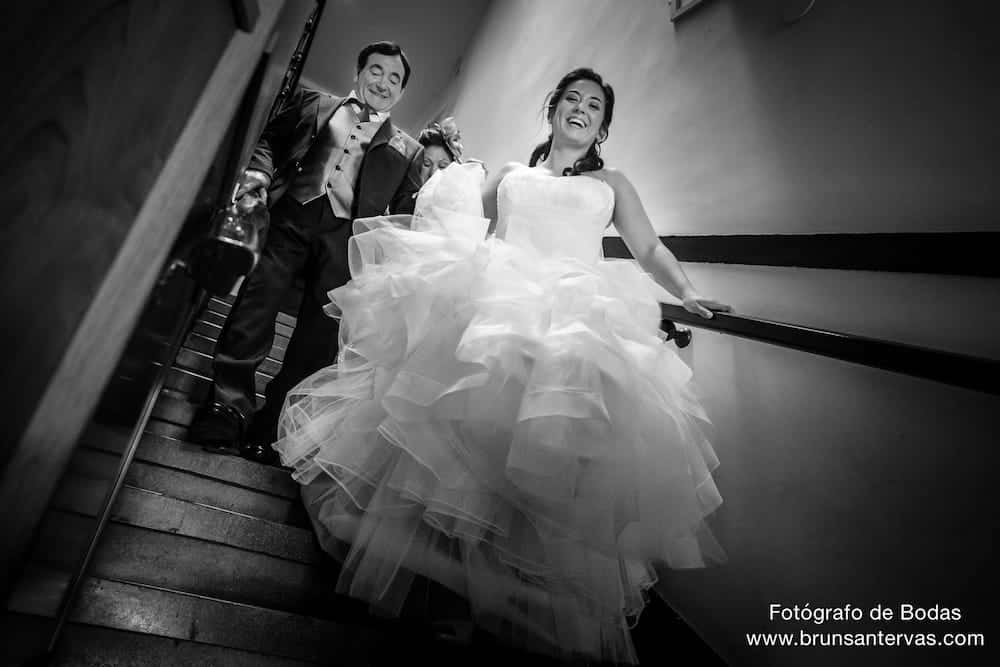novia-bajando-escaleras-boda-brunsantervas-fotografo-bodas