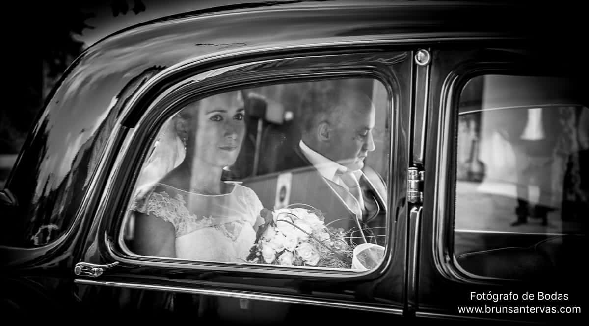 novia-coche-boda-brunsantervas-fotografo-bodas-galicia