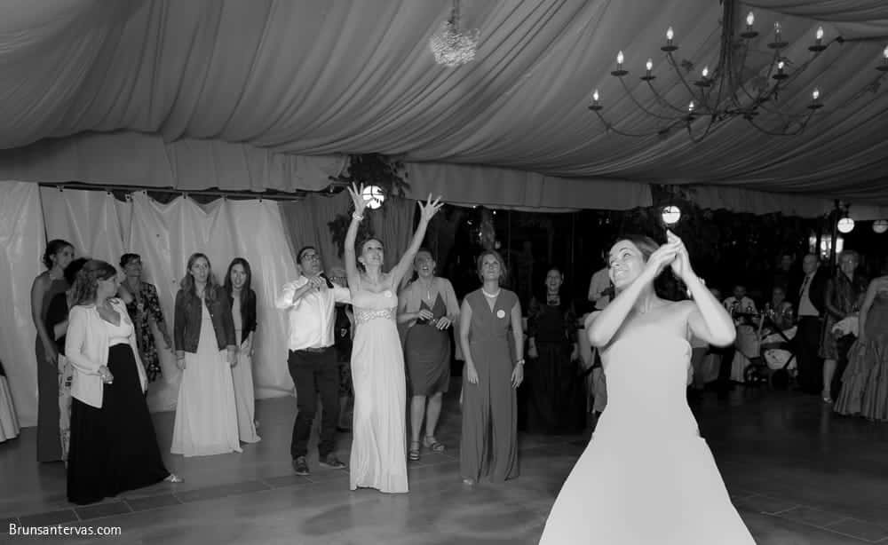 novia-lanza-ramo-amigas-boda-brunsantervas-fotografo-bodas-galicia